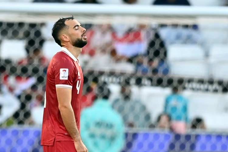Ekspresi pesepakbola Timnas Indonesia Jordi Amat setelah kalah dari Timnas Australia seusai pertandingan babak 16 besar Piala Asia 2023 di Stadion Jassim Bin Hamad, Doha, Qatar, Minggu (28/1/2024). Indonesia kalah dari Australia dengan skor 0-4.