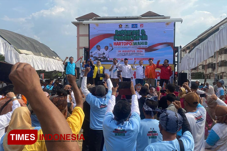 Paslon Cabup dan Cawabup Hartopo dan Mawahib didampingi sejumlah pimpinan partai pengusung saat deklarasi akbar sebelum menuju pendaftaran di KPU Kudus (FOTO: Ihza Fajar Azhari/TIMES Indonesia)