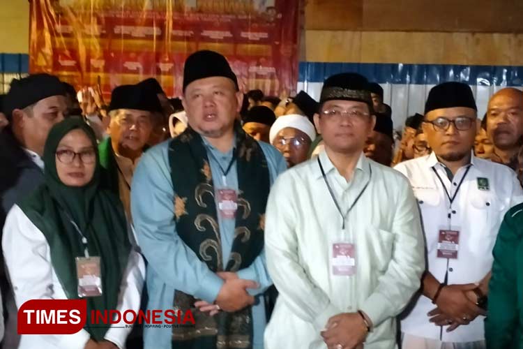 Paslon Yanto Aprianto Oce - KH Aminudin saat tiba Kantor KPU Kota Tasikmalaya, Jawa Barat, Kamis (29/8/2024) malam (FOTO: Harniwan Obech/TIMES Indonesia)