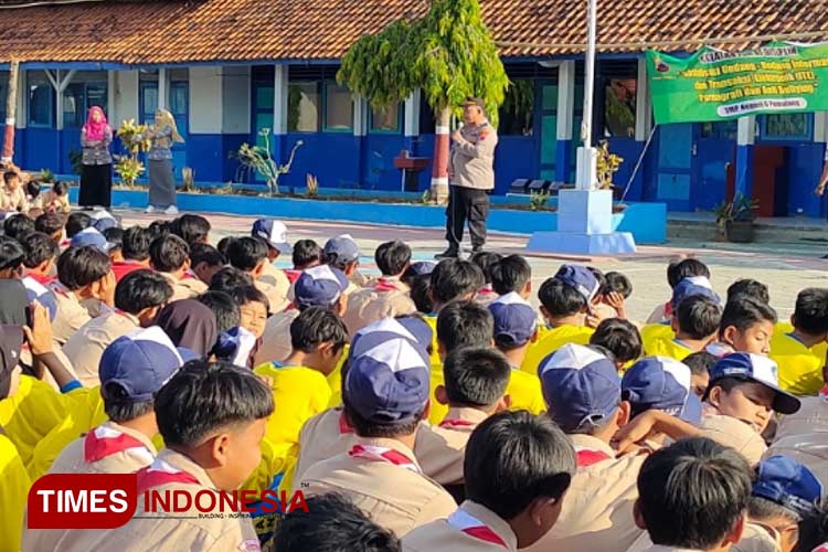 Siswa SMP Negeri 6 Pemalang sedang mendengarkan penyuluhan materi hukum dari kepolisian ( foto: Ragil)