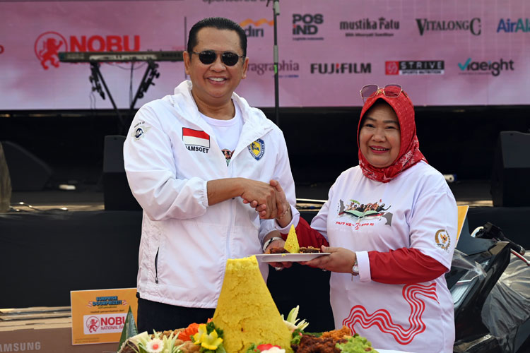 Ketua MPR Bambang Soesatyo bersama Plt. Sesjen MPR Siti Fauziah dalam acara MPR Fun Walk dan Fun Run. (Foto: Humas MPR RI)