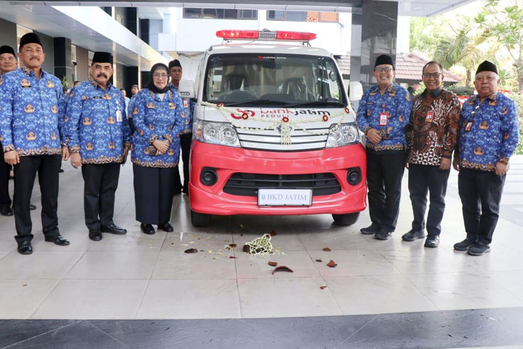 Bank Jatim Serahkan Bantuan Satu Unit Ambulans Ke BKD Jawa Timur