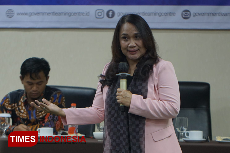 Naning Yusuf, Direktur Pengembangan dan Bisnis TIMES Indonesia Network, memberikan materi Inhouse Training Strategi Menghadapi Wartawan-LSM Nakal, yang digelar oleh Government Learning Centre. (Foto: dok GLC)