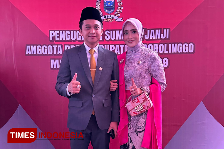 Oka Mahendra memberi keterangan kepada wartawan, didampingi istri, Siska Dwiarianti (kanan) dan ibunya (kiri) Nur Laila Kusnia (Foto: Iqbal/TIMES Indonesia)