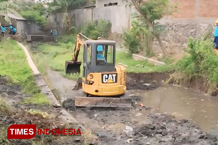 Alat-berat-ekskavator-ikut-dikerahkan.jpg