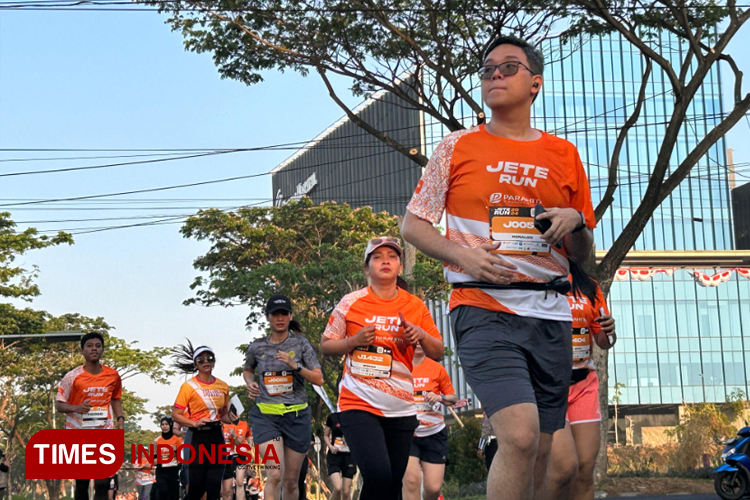 Para pelari bersemangat mengikuti ajang lari JETE Run 2024 di Kawasan CitraLand Surabaya, Minggu (1/9/2024).(Foto: Lely Yuana/TIMES Indonesia)