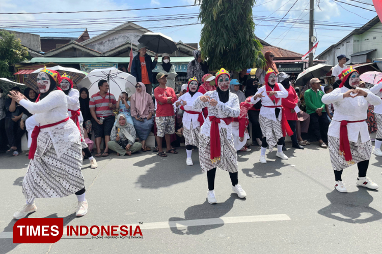 Peserta menampilkan kreasi di depan Tenda VIP dalam Karnaval Loktuan. (Foto: Kusnadi/TIMES Indonesia)