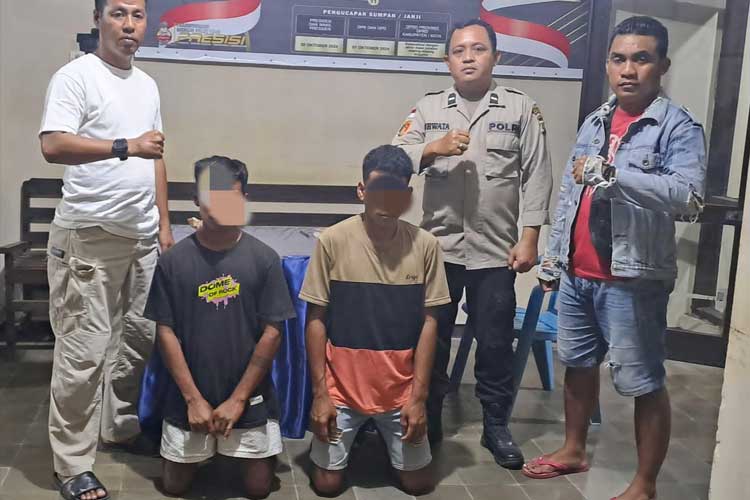 Dua terduga pelaku pencurian saat ditangkap dan diamankan anggota yang dipimpin langsung Kapolsek Umalulu, Kab. Sumba Timur. (FOTO: Humas Polres Sumba Timur)