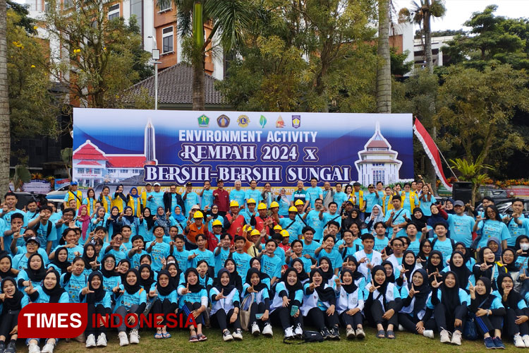 Bersih-bersih Sungai, Mahasiswa UB dan Lions Club Malang Indah Tanamkan Peduli Lingkungan