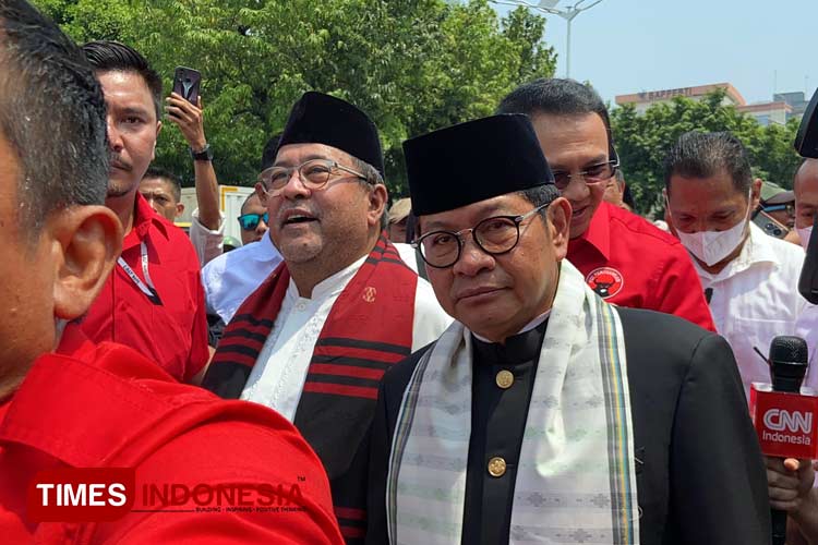 Calon Gubernur Jakarta Pramono Anung saat mendaftarkan diri ke Kantor KPU Jakarta, (28/8/2024).  (FOTO: Farid Abdullah/ TIMES Indonesia).  