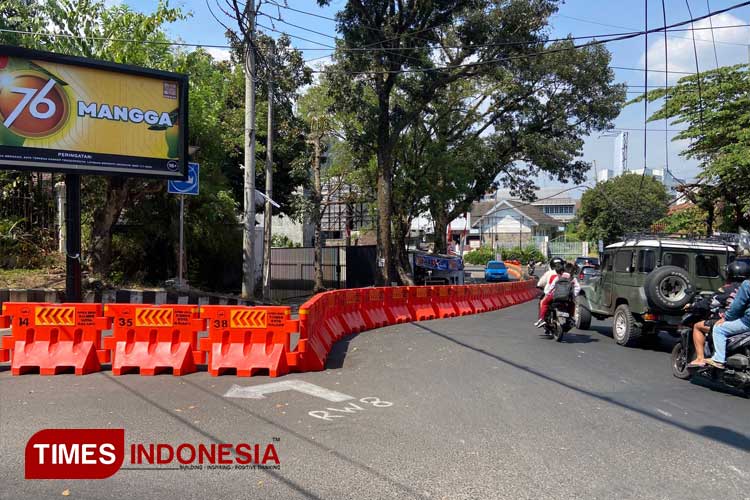Water barrier terpasang untuk penerapan skema dua arah di Jalan Buring, Kota Malang. (Foto: Rizky Kurniawan Pratama/TIMES Indonesia)
