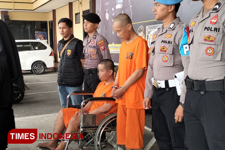 Dua tersangka pencuri spesialis sepeda motor berinisial EA dan MZ saat berada di Polres Tasikmalaya Kota, Senin (2/9/2024). (FOTO: Harniwan Obech/TIMES Indonesia)