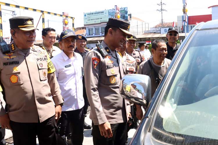 Karobinops Sops Polri Brigjen Pol Auliansyah Lubis,S.I.K., M.H sedang memberikan arahan dan menyapa pengendara yang akan menyeberang ke Bali. (Foto : Humas Polresta Banyuwangi For TIMES Indonesia)