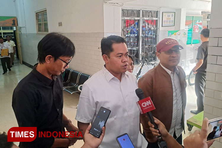 Ketua KPU Jatim Aang Kunaifi saat memberikan keterangan terkait hasil pemeriksaan kesehatan tiga Paslon Pilgub Jatim 2024, Senin (2/9/2024). (Foto: Lely Yuana/TIMES Indonesia)