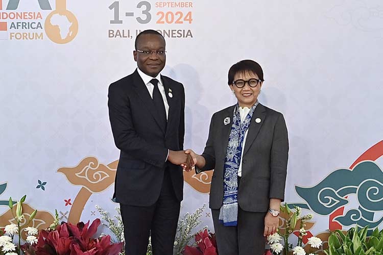 Menlu RI Retno Marsudi dan Mensesneg Angola Bahas Perkuatan Kerja Sama Ekonomi di Bali