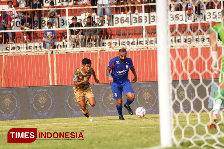 Pemain Arema FC, Dalberto saat menggiring bola. (FOTO: Dok. Arema FC/TIMES Indonesia)