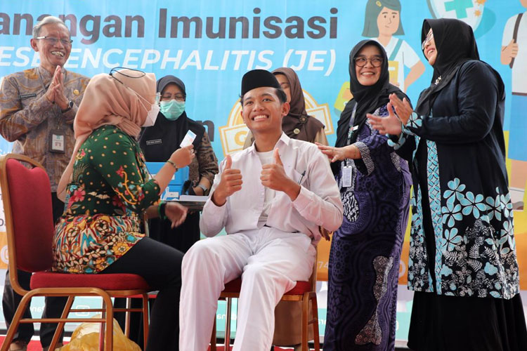 Pemerintah Kabupaten (Pemkab) Sleman meluncurkan program imunisasi Japanese Encephalitis (JE) di Pondok Pesantren (Ponpes) Pandanaran Ngaglik, Senin (2/9/2024). (Foto: Prokopim Pemkab Sleman)