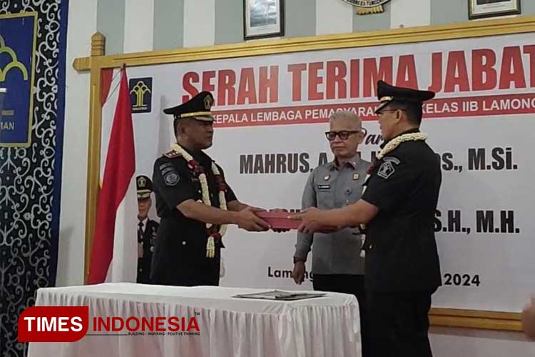 Prosesi upacara Serah Terima Jabatan Kalapas II B Lamongan dari Mahrus, Amd IP, S.Sos,M.Si.kepada Heri Sulistyo, Bc.IP, SH, MH di Aula Lapas II Lamongan, Senin (2/9/2024) (Foto: Moch. Nuril Huda/TIMES Indonesia)