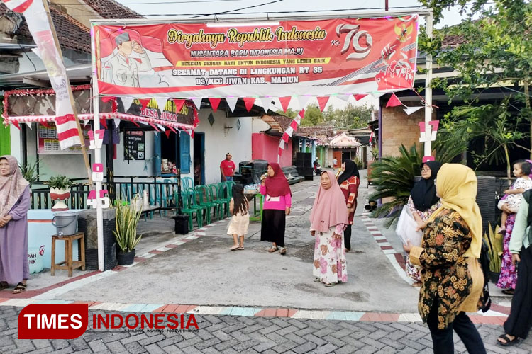 Lingkungan RT di Desa/Kecamatan Jiwan, Kabupaten Madiun terlihat apik dan cantik dengan berbagai hiasan dan ornamen Agustusan. (FOTO: Yupi Apridayani/TIMES Indonesia) 