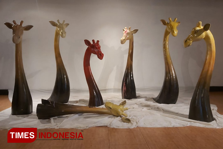 Patung 7 Jerapah karya Agus Sujito yang melambangkan kematian kreativitas. (M Tsabit Taqy Izdihari/TIMES Indonesia)
