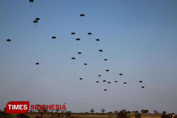 Prajurit Yonif 433/JS/3/3/ Kostrad Memberi Kebahagiaan Dari Darat Sampai Udara