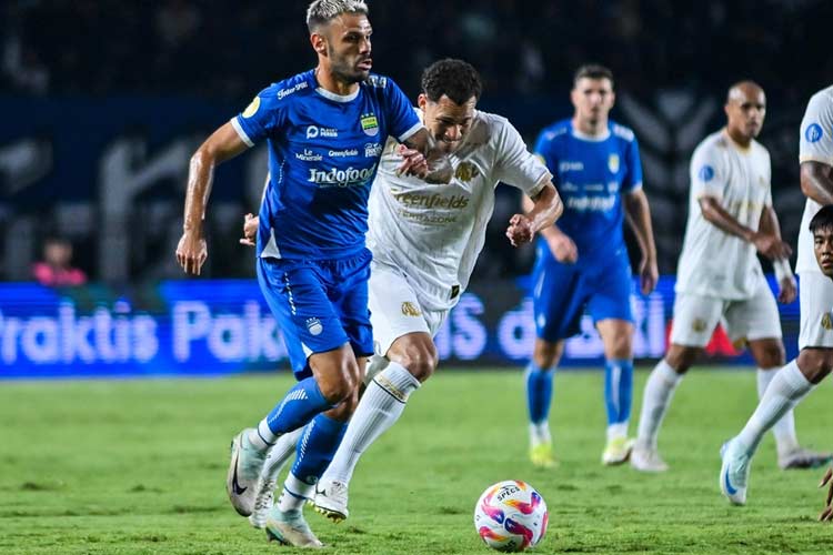 Tyronne Del Pino saat bermain melawan Arema FC. (Foto: Dok Liga Indonesia Baru)