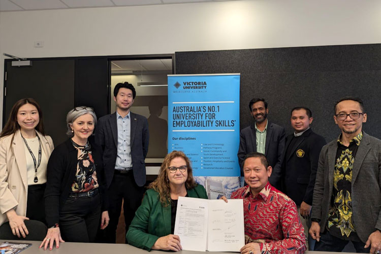 Dekan FIA UB, Prof Andy Fefta Wijaya bersama dengan pihak dari Victoria University Australia. (FOTO: Istimewa)