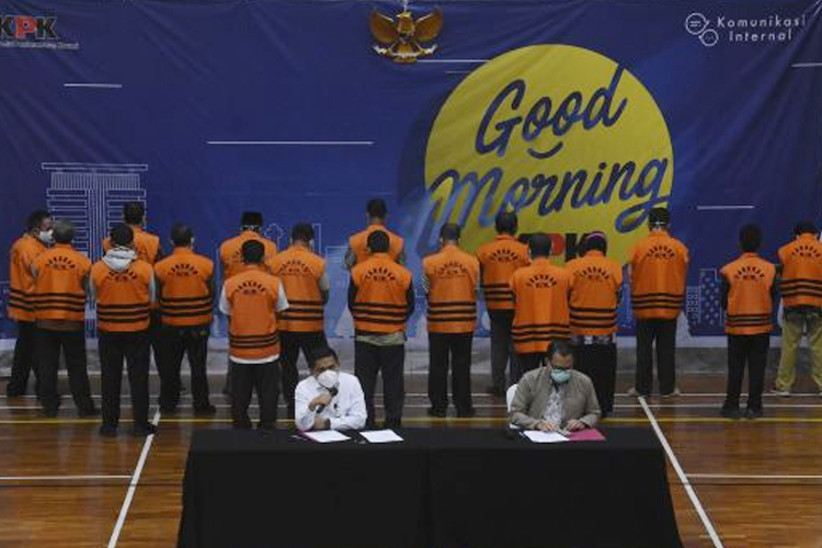 KPK memberikan keterangan pers penahanan 17 ASN Pemkab Probolinggo dalam kasus jual beli jabatan Pj kades, yang menyeret Bupati Probolinggo, Tantriana Sari dan suaminya, Hasan Aminuddin (Foto: Antara Foto)