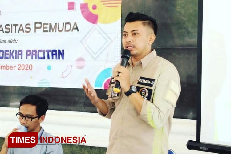 Bagus-saat-mengisi.jpg