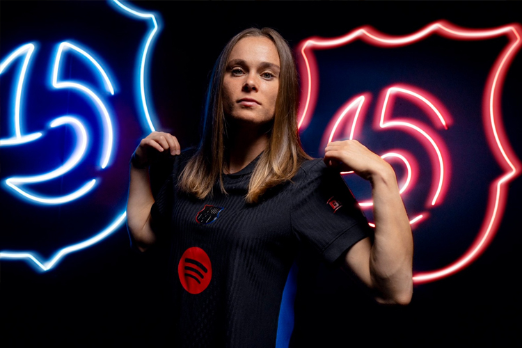 Tampilan seragam Barcelona kedua yang didominasi warna hitam. (Foto: Official Barcelona)