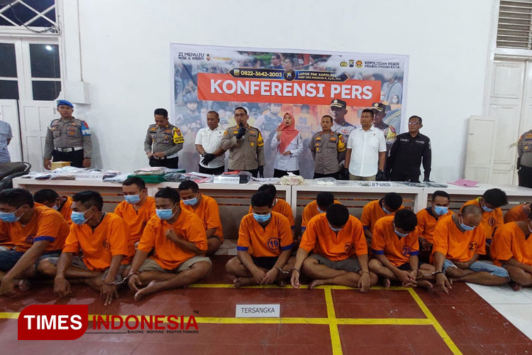 Kapolres Probolinggo Kota AKBP Oki saat merilis puluhan tersangka dan barang bukti di Mapolres Probolinggo Kota. (Foto: Humas Probolinggo Kota)