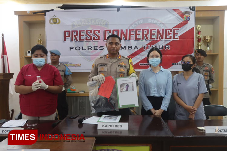 Kapolres Sumba Timur AKBP E. Jacky T. Umbu Kalledi saat Press Conference bersama dokter RSUD Umbu Rara Meha Waingapu.(FOTO: Habibudin/TIMES Indonesia)