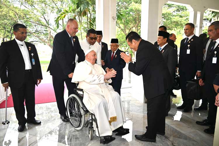 Ketua MPR RI Bambang Soesatyo menyambut Paus Fransiskus, di Istana Negara, Jakarta, Rabu (4/9/2024).