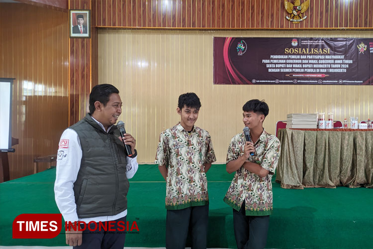 Ketika KPU Kabupaten Mojokerto Ditanya Siswa Kenapa TNI-Polri Tidak Punya Hak Pilih