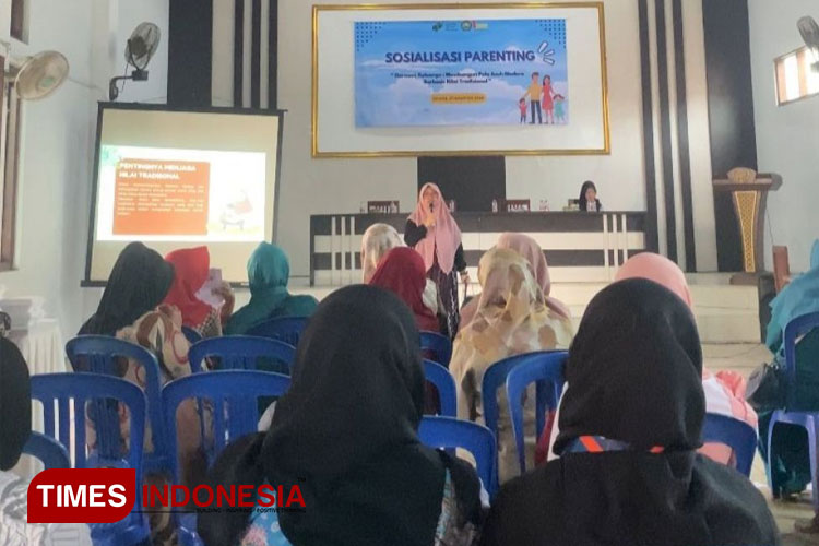 Pemaparan narasumber sosialisasi parenting. (FOTO: AJP TIMES Indonesia)
