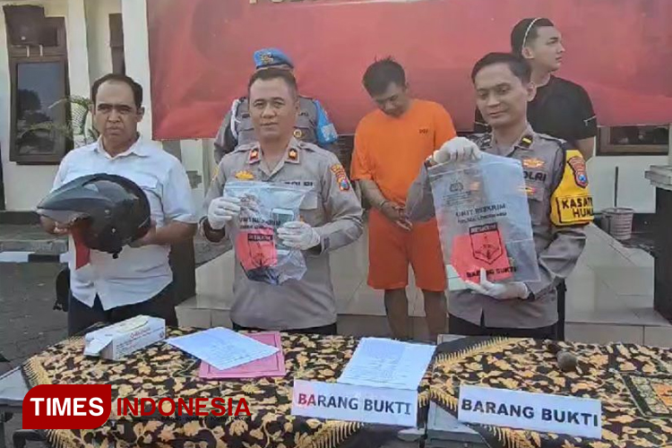 Polsek Lowokwaru saat merilis kasus penipuan dan pencurian sepeda motor. (Foto: Rizky Kurniawan Pratama/TIMES Indonesia)