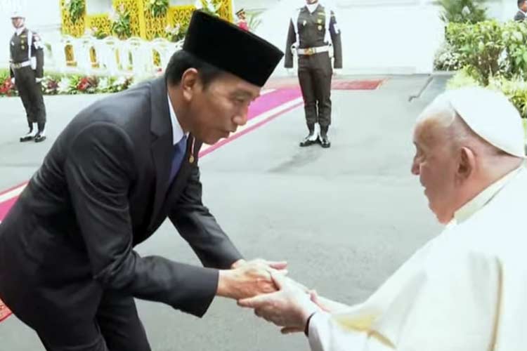 Presiden Jokowi bersalaman dengan Paus Fransiskus. (FOTO: tangkap layar)