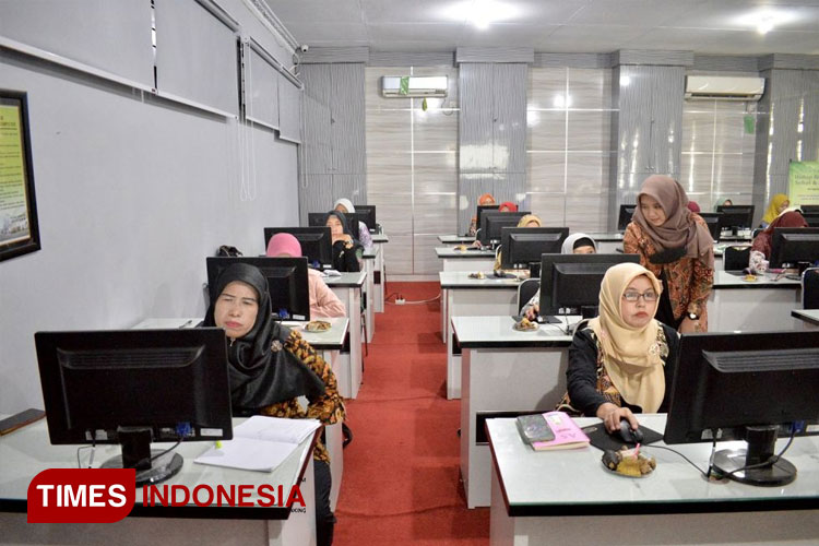 Dosen FEB Unisma Malang melakukan pendampingan Microsoft Excel kepada anggota Muslimat Nahdlatul Ulama di Kelurahan Klojen. (FOTO: AJP TIMES Indonesia)