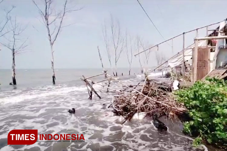 warga-untuk-menahan-air-rob-dari-laut-2.jpg