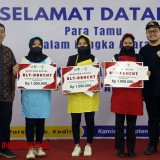 Bupati Kediri Serahkan BLT DBHCHT kepada Ribuan Buruh Pabrik SKT Pare