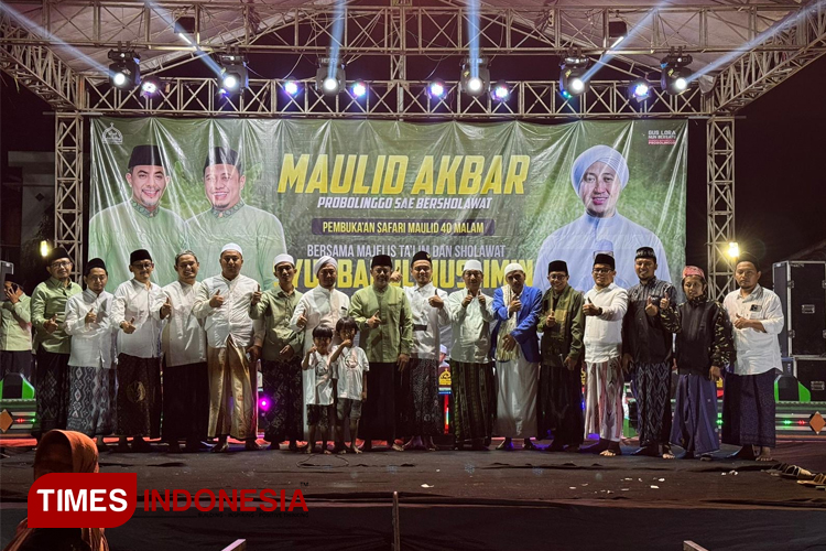 Foto bersama Gus Haris dengan Gus Hafidz dan Nun Hadi usai acara. (Foto: Abdul Jalil/TIMES Indonesia)