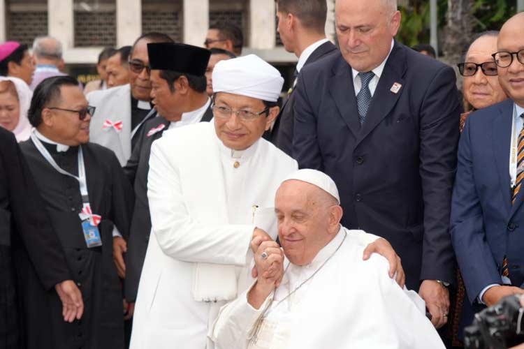 Imam Besar Masjid Istiqlal saat bersama Paus Fransiskus. (Foto: Dok TIMES Indonesia)