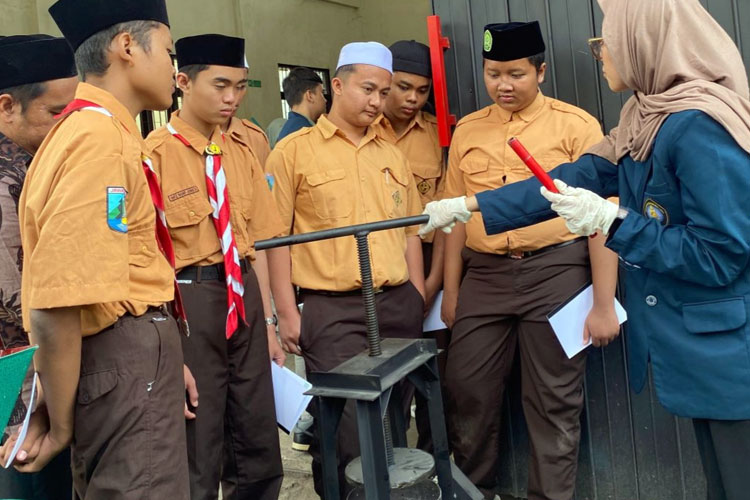 Tim UB Ajarkan Siswa SMA di Malang Membuat Tepung Maggot