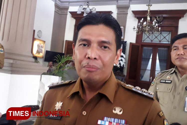Pj Bupati Bondowoso Muhammad Hadi Wawan Guntoro saat dikonfirmasi sejumlah awak media (FOTO: Moh Bahri/TIMES Indonesia)
