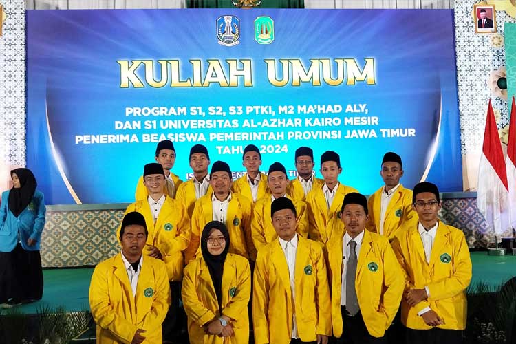 15 Mahasiswa Undar Jombang penerima beasiswa LPPD Jatim saat mengikuti kuliah umum di Surabaya, Rabu (5/9/2024). (FOTO: Dok. Undar Jombang for TIMES Indonesia)