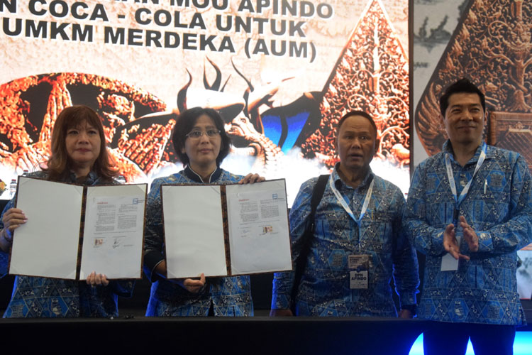 APINDO dan Coca-Cola Europacific Partners (CCEP) Indonesia menunjukkan surat penandatanganan kerja sama saat Rakerkonas di Surabaya. (Foto: Dok.APINDO)