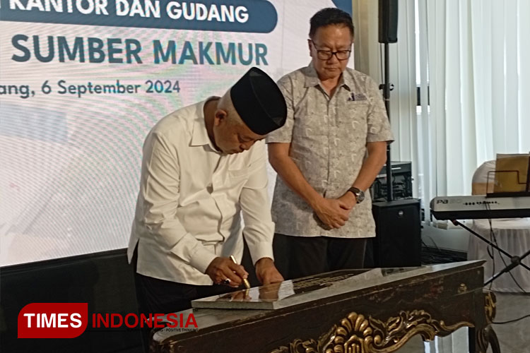 Resmikan Gudang Distributor, Bupati Sanusi Berharap Pasokan Kebutuhan Pangan Lancar
