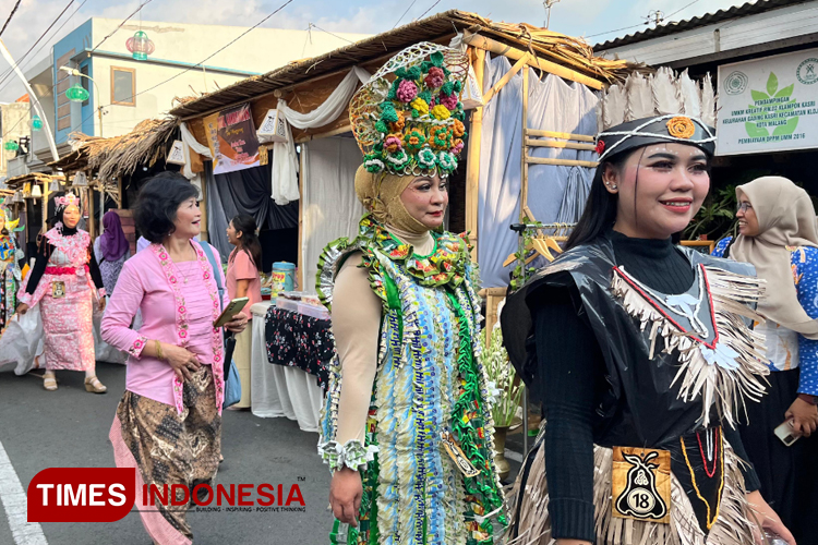 Klampok Kasri Jaman Biyen menghadirkan fashion show busana dari bahan daur ulang. (Foto: Putri Nailur/TIMES Indonesia)