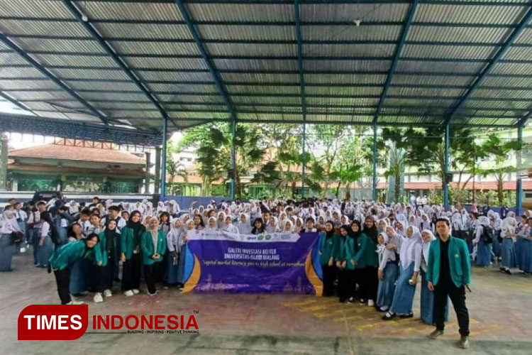 Foto bersama usai kegiatan Edukasi dan Pelatihan Investasi Pasar Modal Melalui Aplikasi IPOT oleh KSM-E Galeri Investasi BEI FEB Unisma Malang di SMKN 2 Kota Malang. (FOTO: AJP TIMES Indonesia)