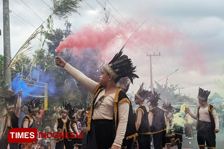 SDI Hasanuddin Dilem 01 Malang Meriahkan Karnaval 17 Agustus,  Parade Bertema Suku Dayak